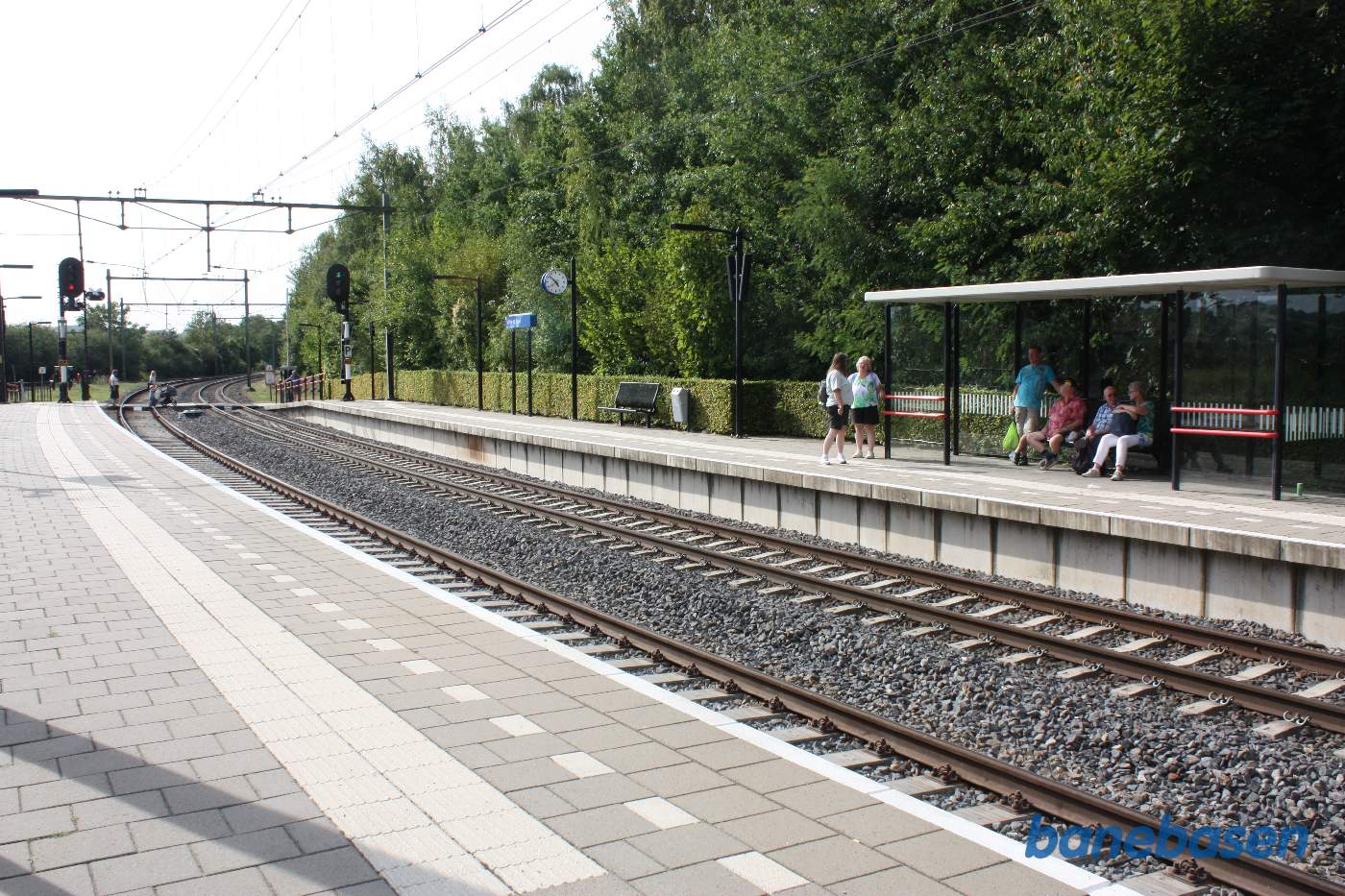 Perronerne på den moderne elektrificerede bane Maastricht - Heerlen