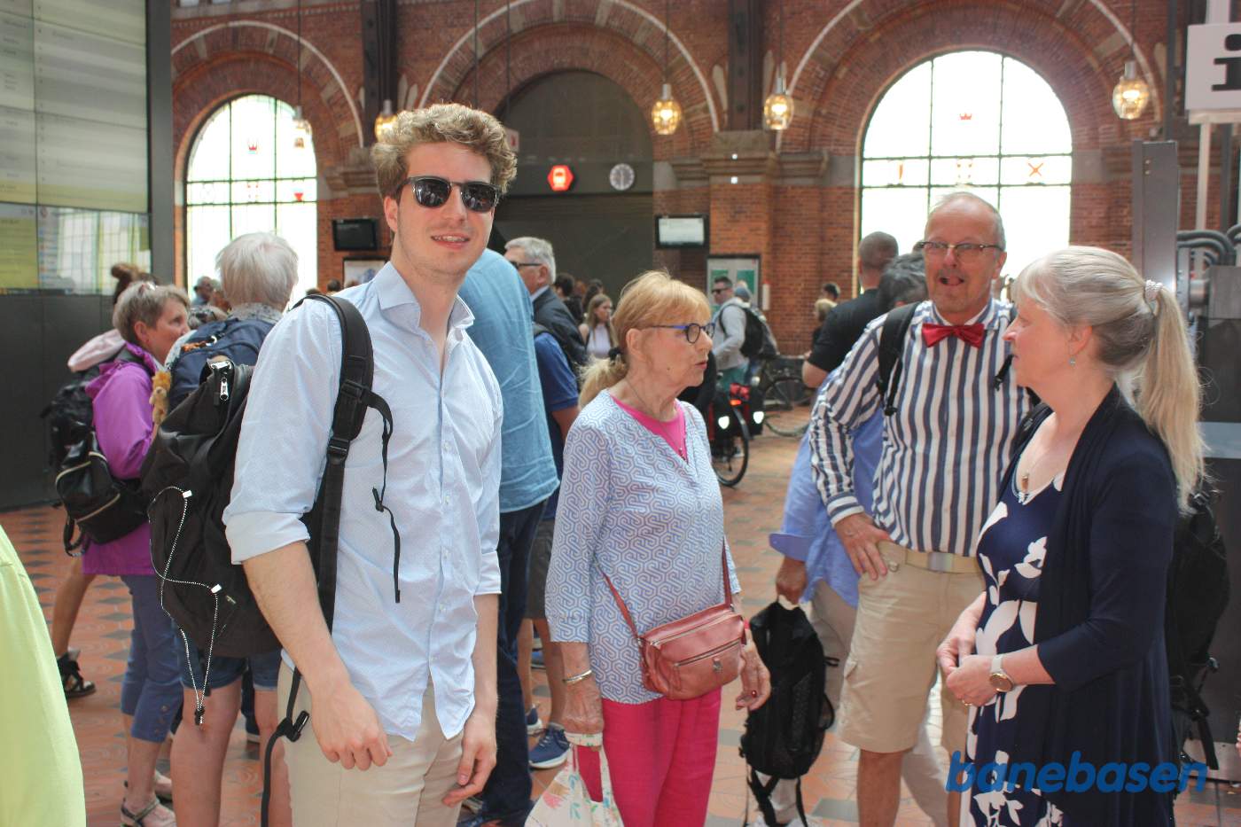 Gæsterne samles i afgangshallen inden toget skal afgå