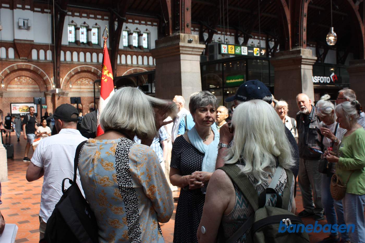 Gæsterne samles i afgangshallen inden toget skal afgå Gæsterne samles i afgangshallen inden toget skal afgå