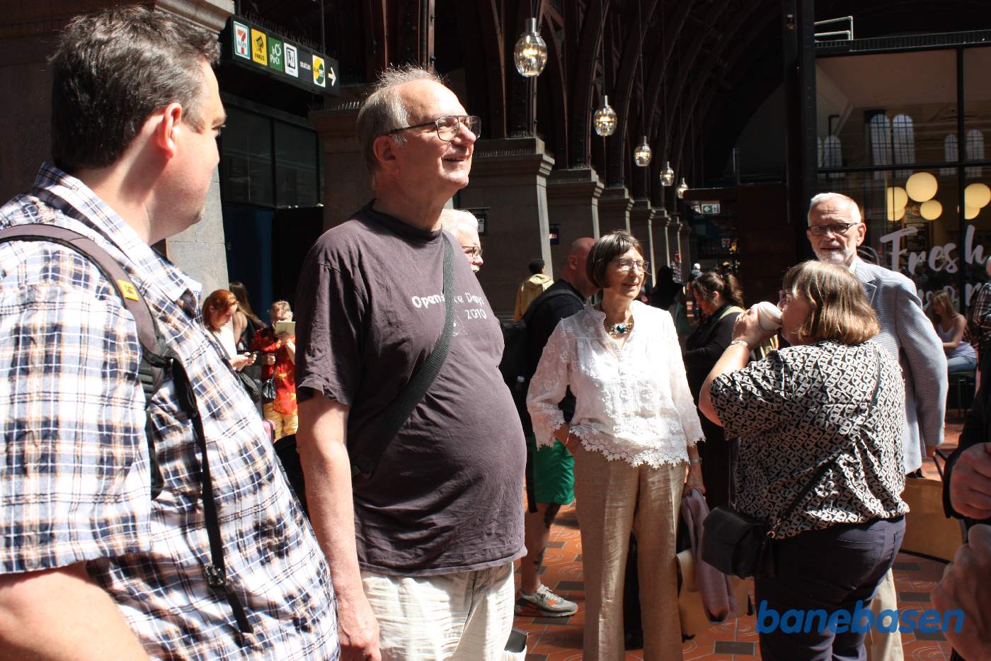 Gæsterne samles i afgangshallen inden toget skal afgå