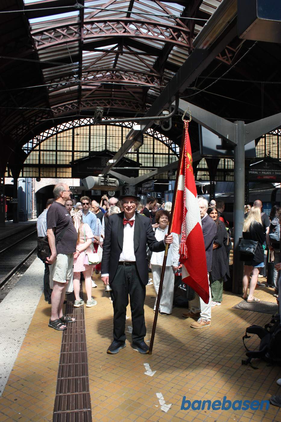 Gæsterne samles på perronen inden toget skal afgå