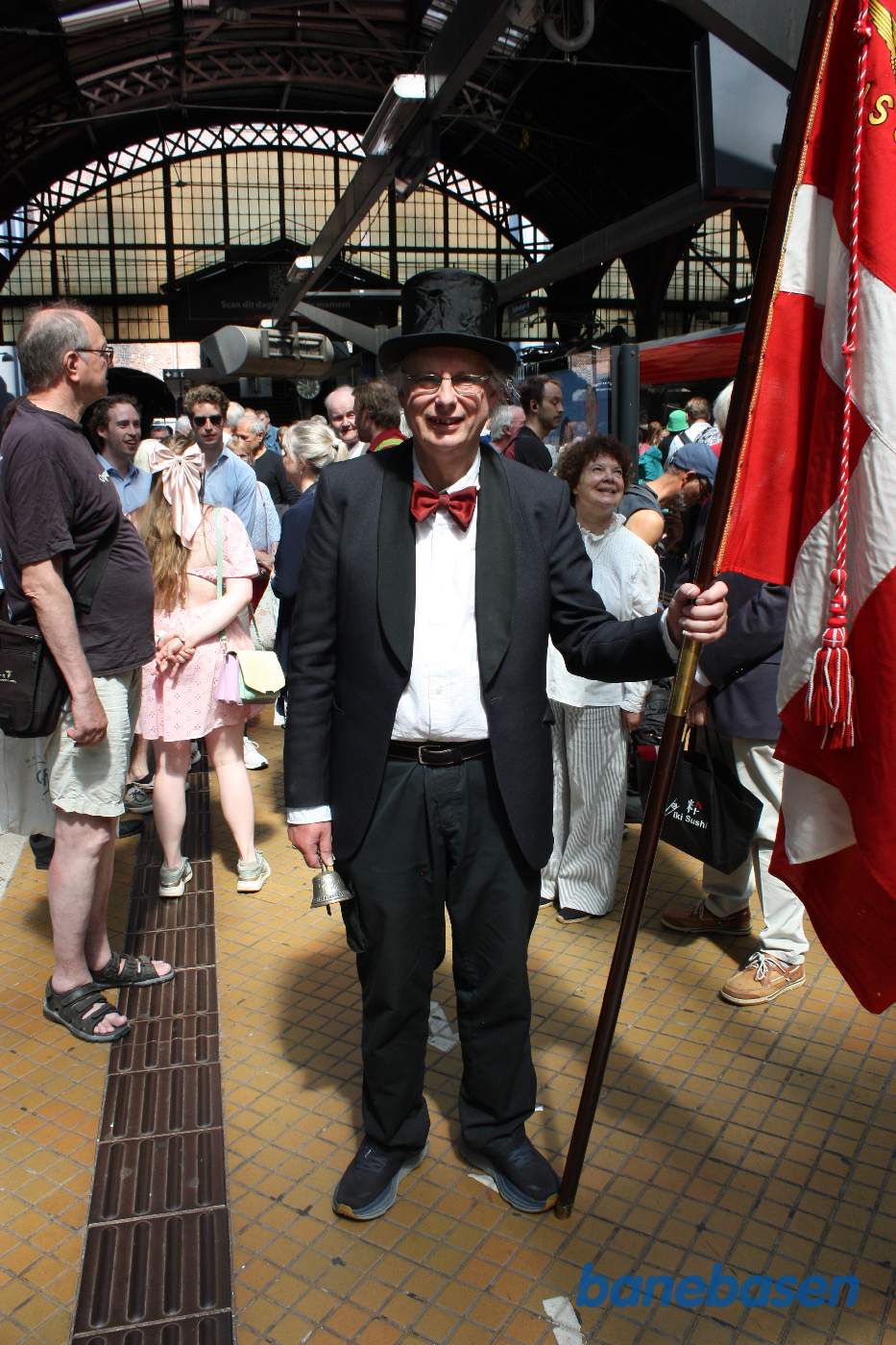 Gæsterne samles på perronen inden toget skal afgå