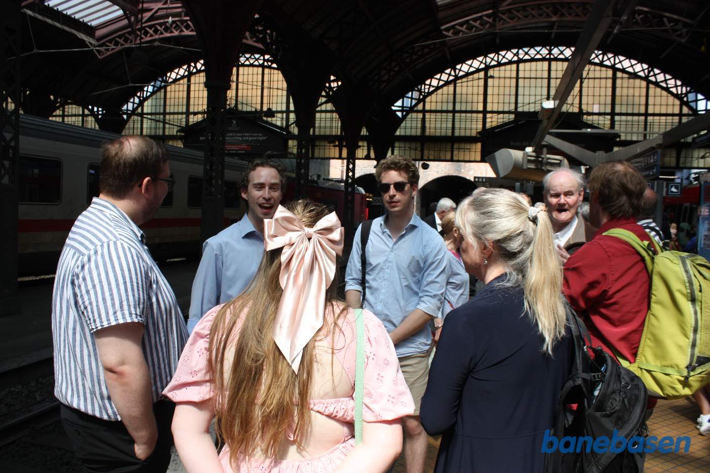 Gæsterne samles på perronen inden toget skal afgå