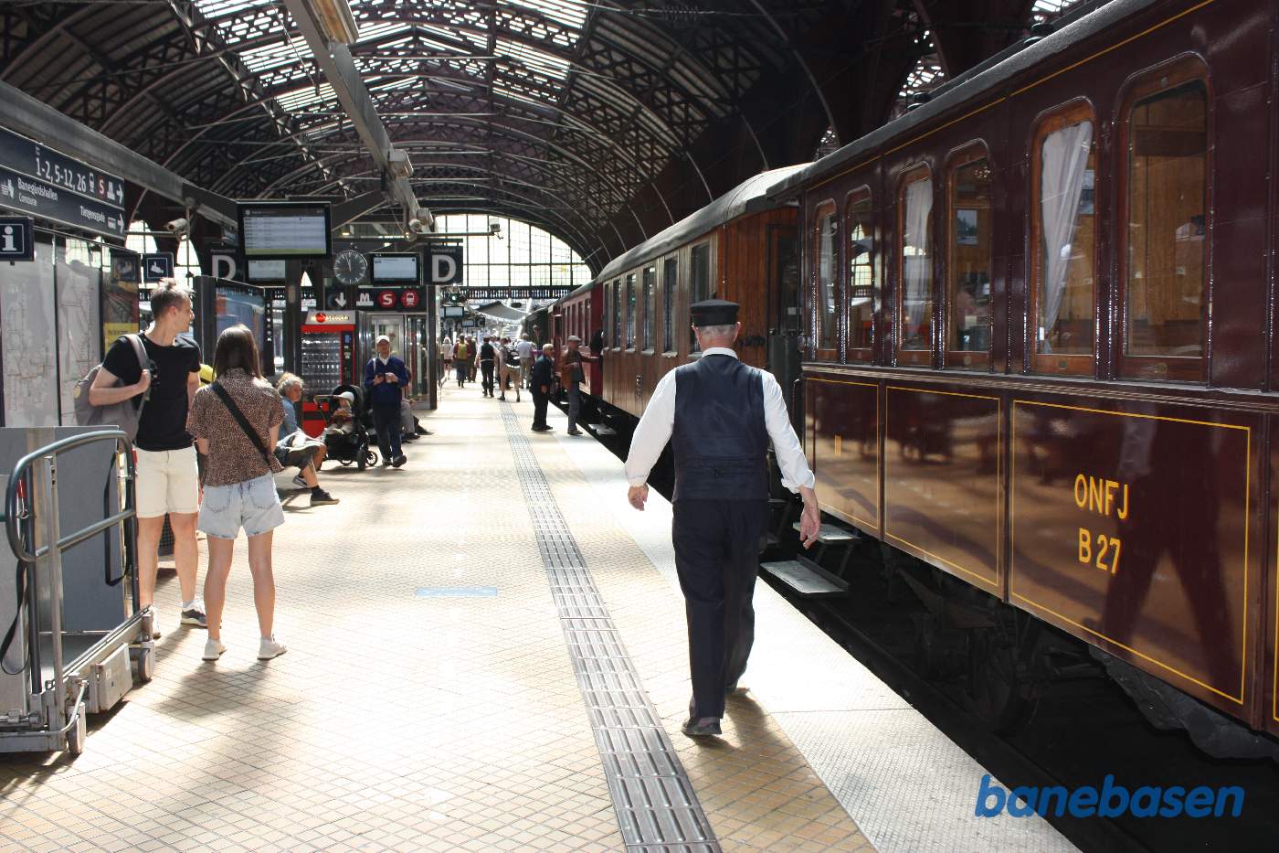 De sidste gæster stiger på toget De sidste gæster stiger på toget