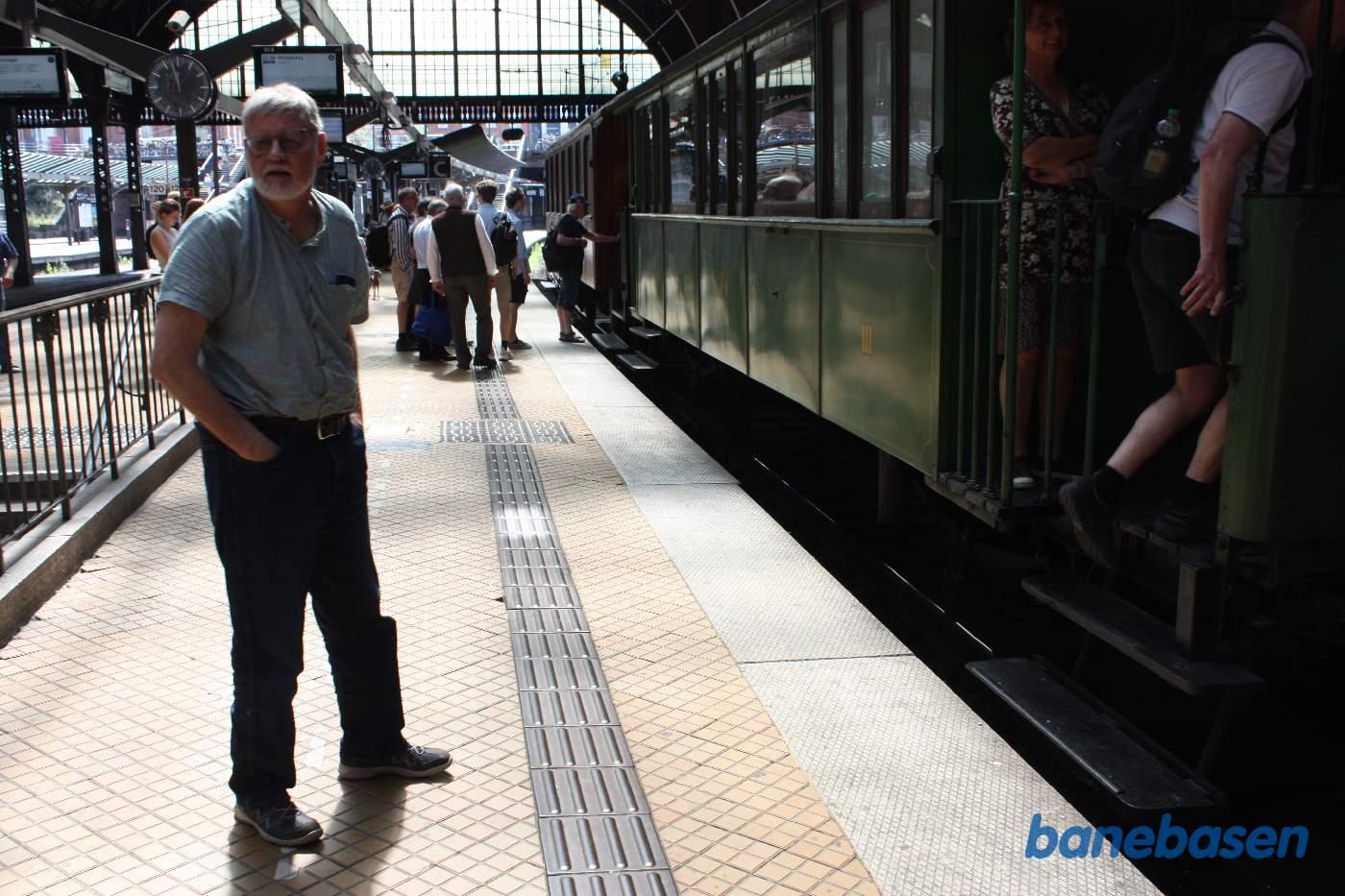 De sidste gæster stiger på toget