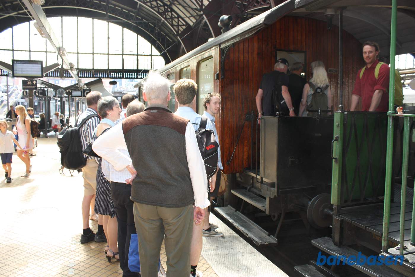 De sidste gæster stiger på toget De sidste gæster stiger på toget