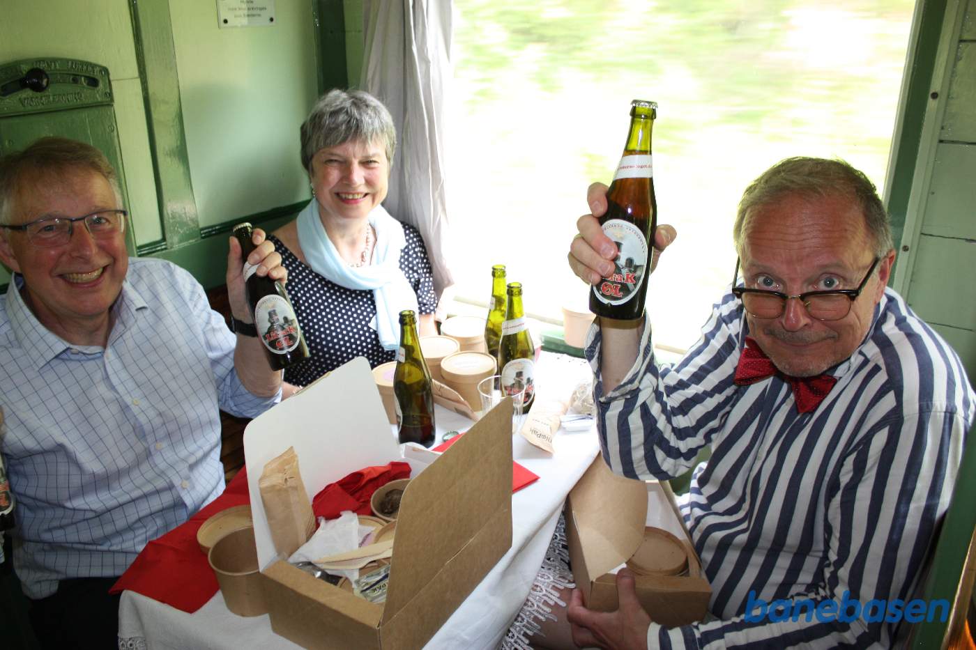 Spisende gæster i toget på vej op ad Kystbanen mod Helsingør