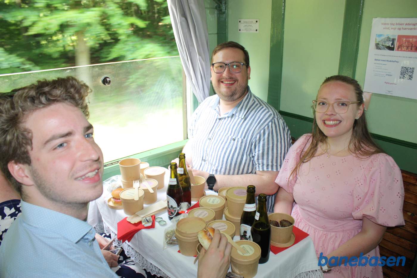 Spisende gæster i toget på vej op ad Kystbanen mod Helsingør