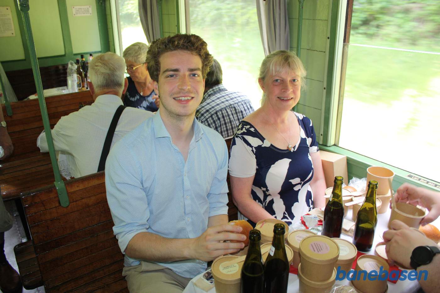 Spisende gæster i toget på vej op ad Kystbanen mod Helsingør