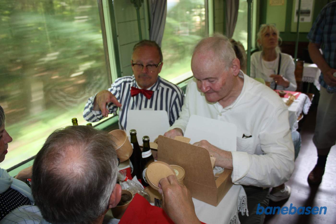 Spisende gæster i toget på vej op ad Kystbanen mod Helsingør