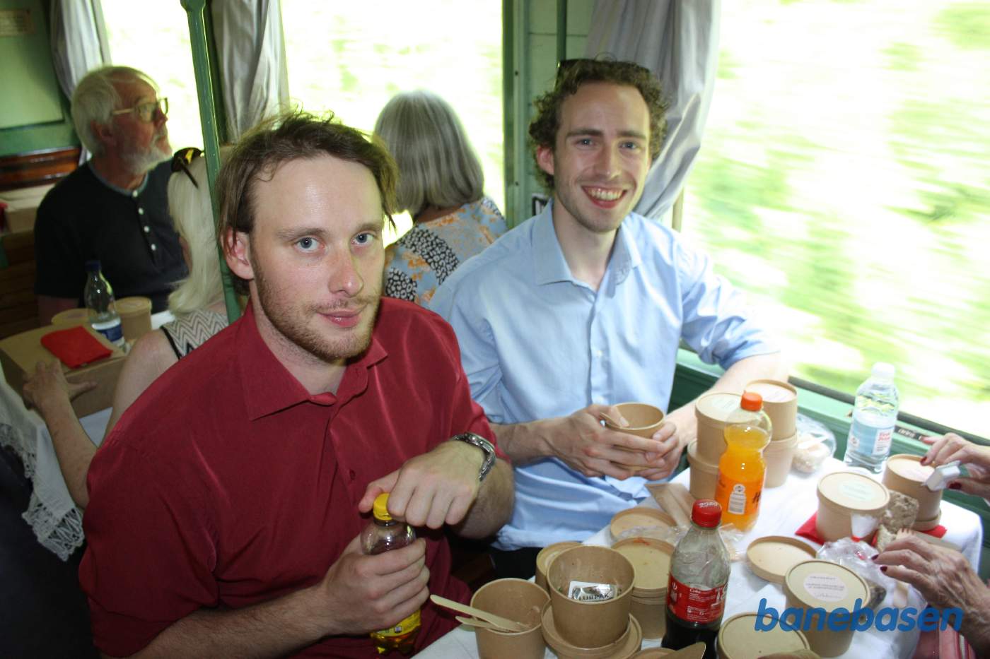 Spisende gæster i toget på vej op ad Kystbanen mod Helsingør