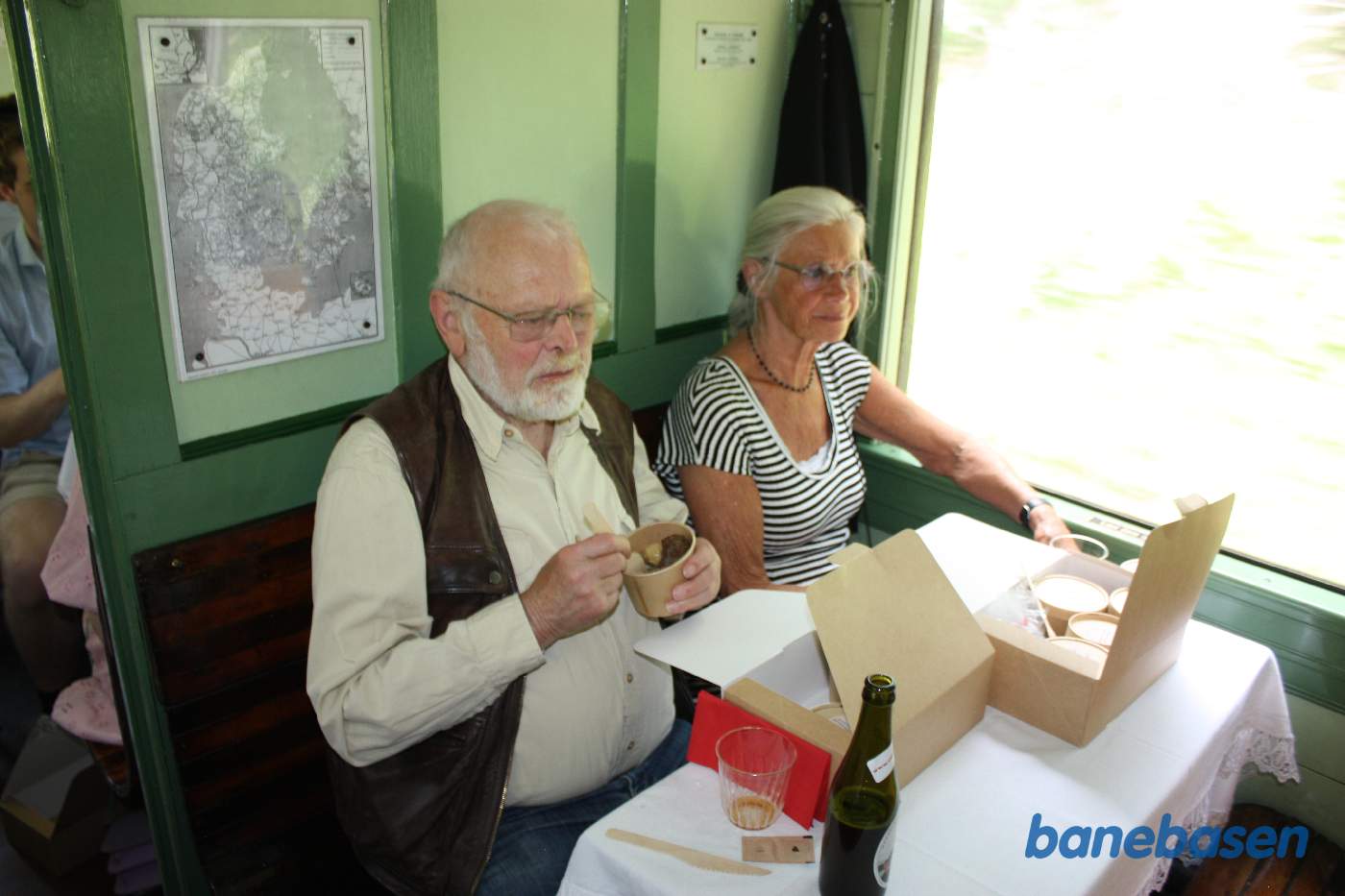 Spisende gæster i toget på vej op ad Kystbanen mod Helsingør