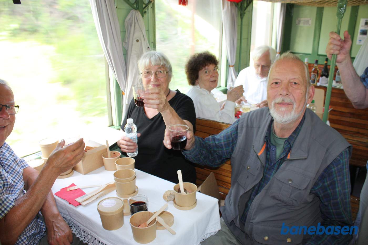 Spisende gæster i toget på vej op ad Kystbanen mod Helsingør