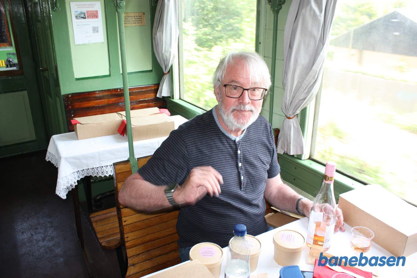 Spisende gæster i toget på vej op ad Kystbanen mod Helsingør