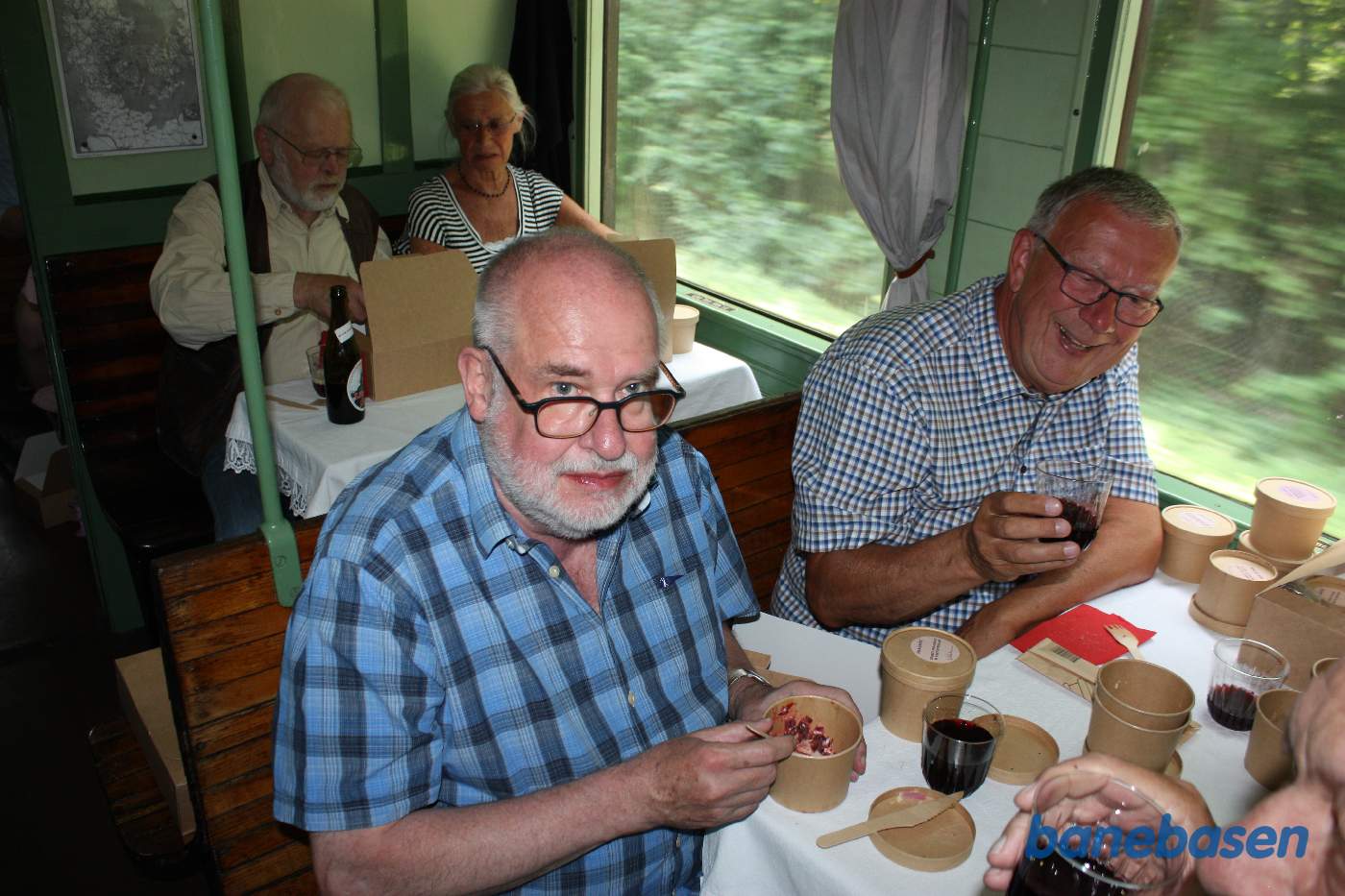 Spisende gæster i toget på vej op ad Kystbanen mod Helsingør