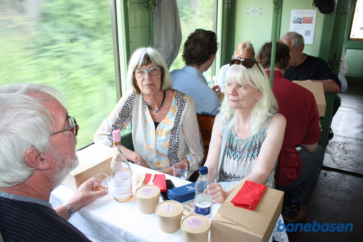 Spisende gæster i toget på vej op ad Kystbanen mod Helsingør