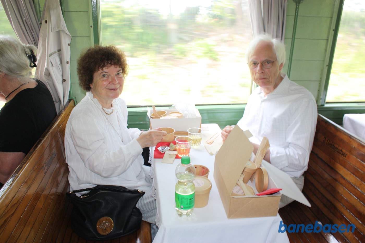 Spisende gæster i toget på vej op ad Kystbanen mod Helsingør