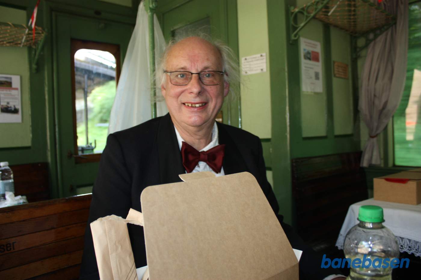 Spisende gæster i toget på vej op ad Kystbanen mod Helsingør