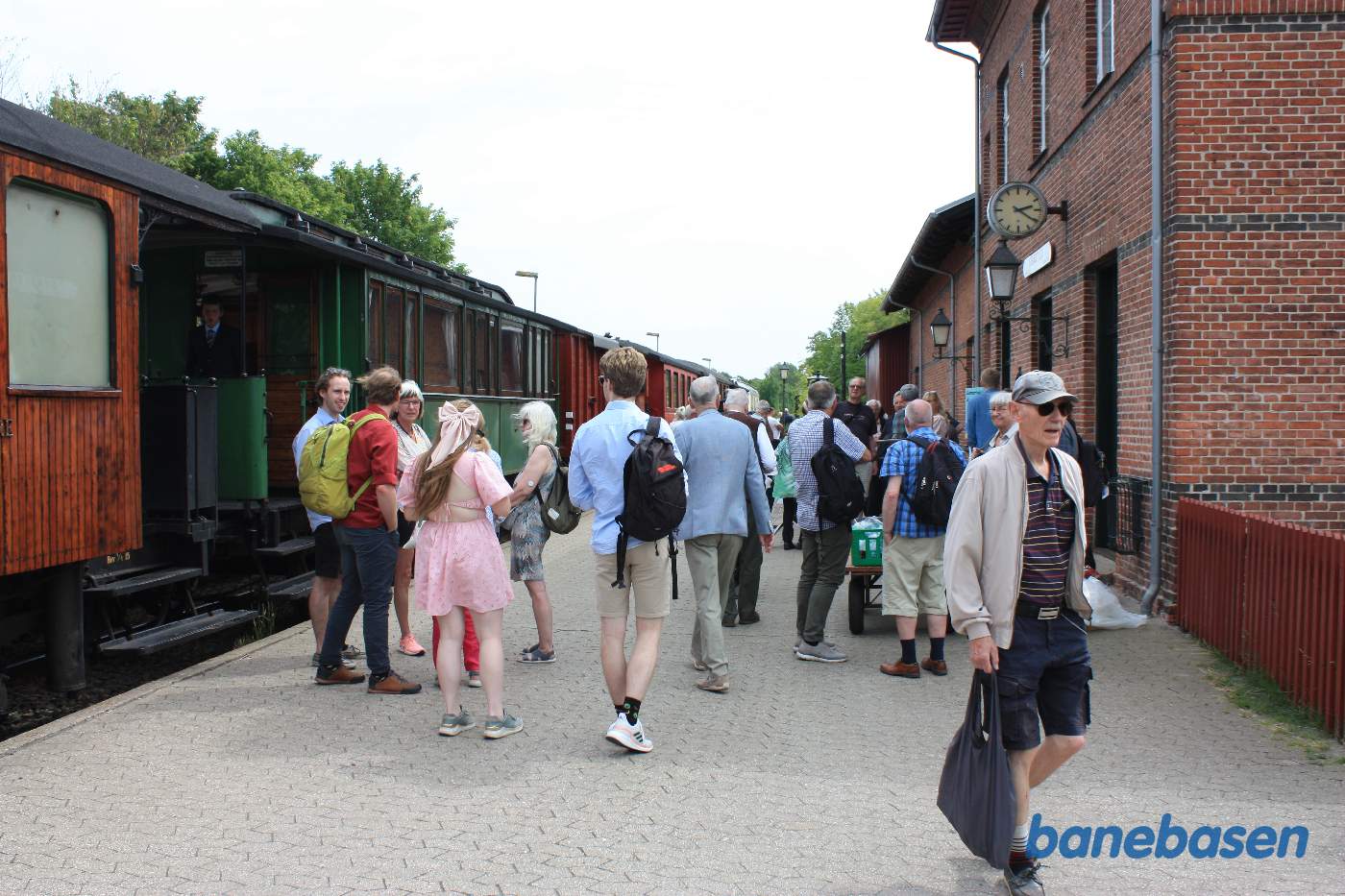 Fødselsdagstoget er ankommet til Græsted station og gæsterne stiger ud