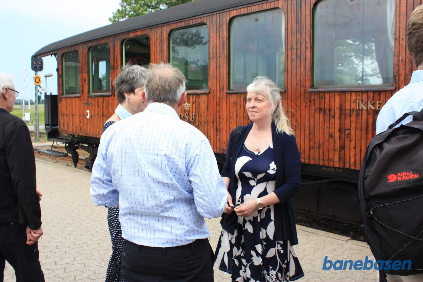 Fødselsdagstoget er ankommet til Græsted station og gæsterne stiger ud