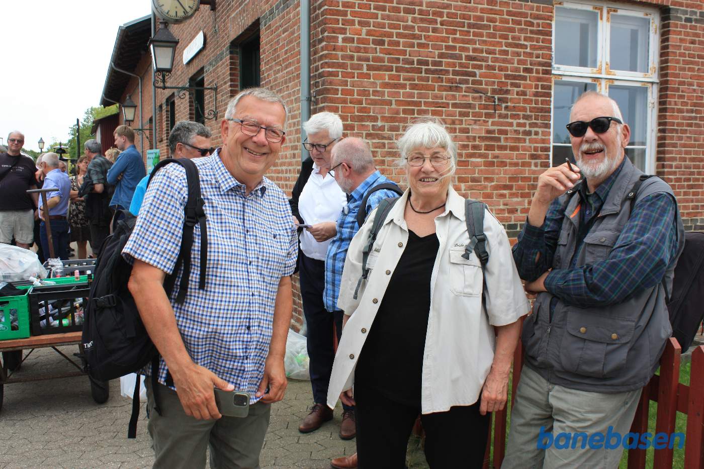Fødselsdagstoget er ankommet til Græsted station og gæsterne stiger ud