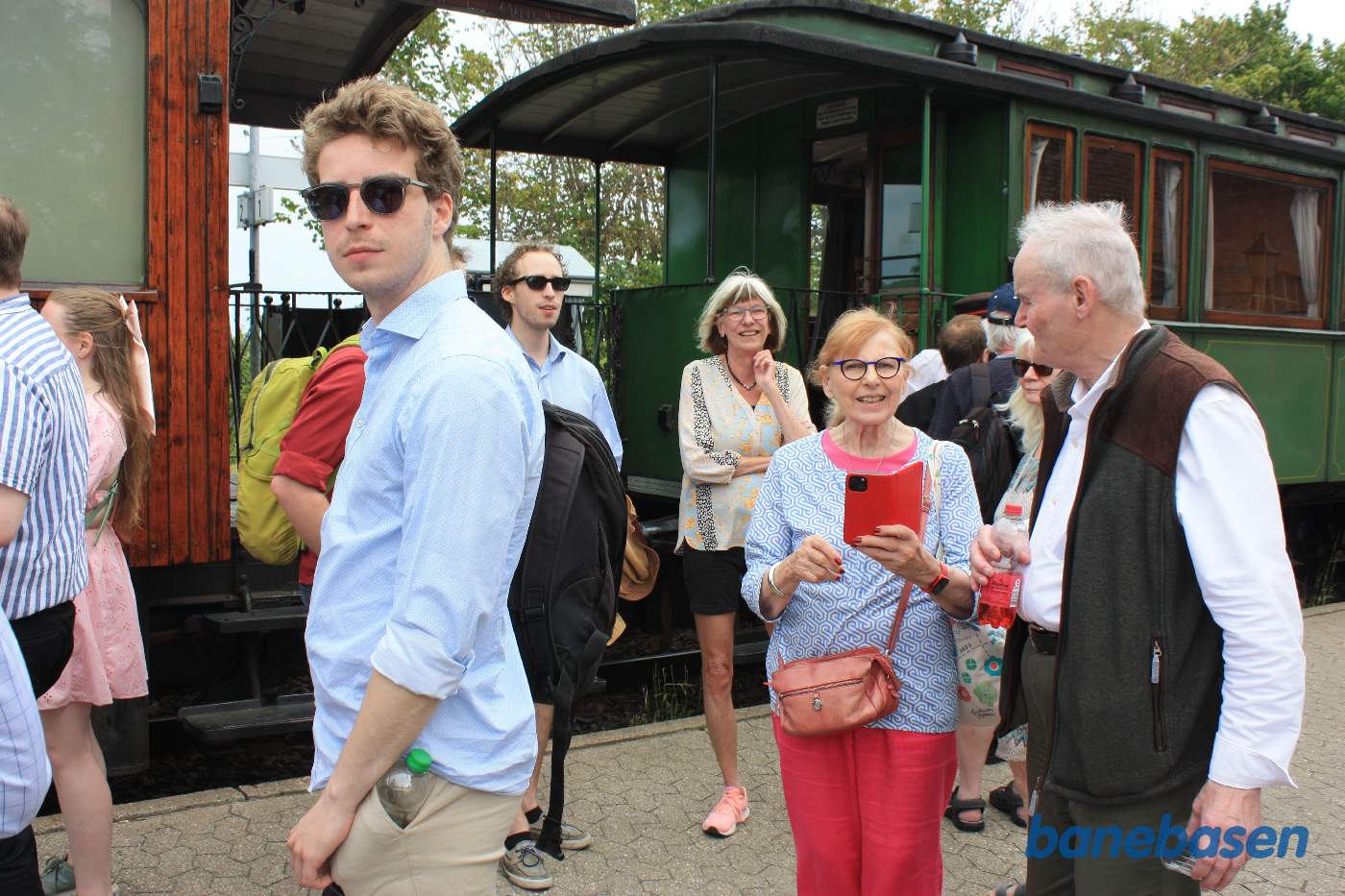 Fødselsdagstoget er ankommet til Græsted station og gæsterne stiger ud