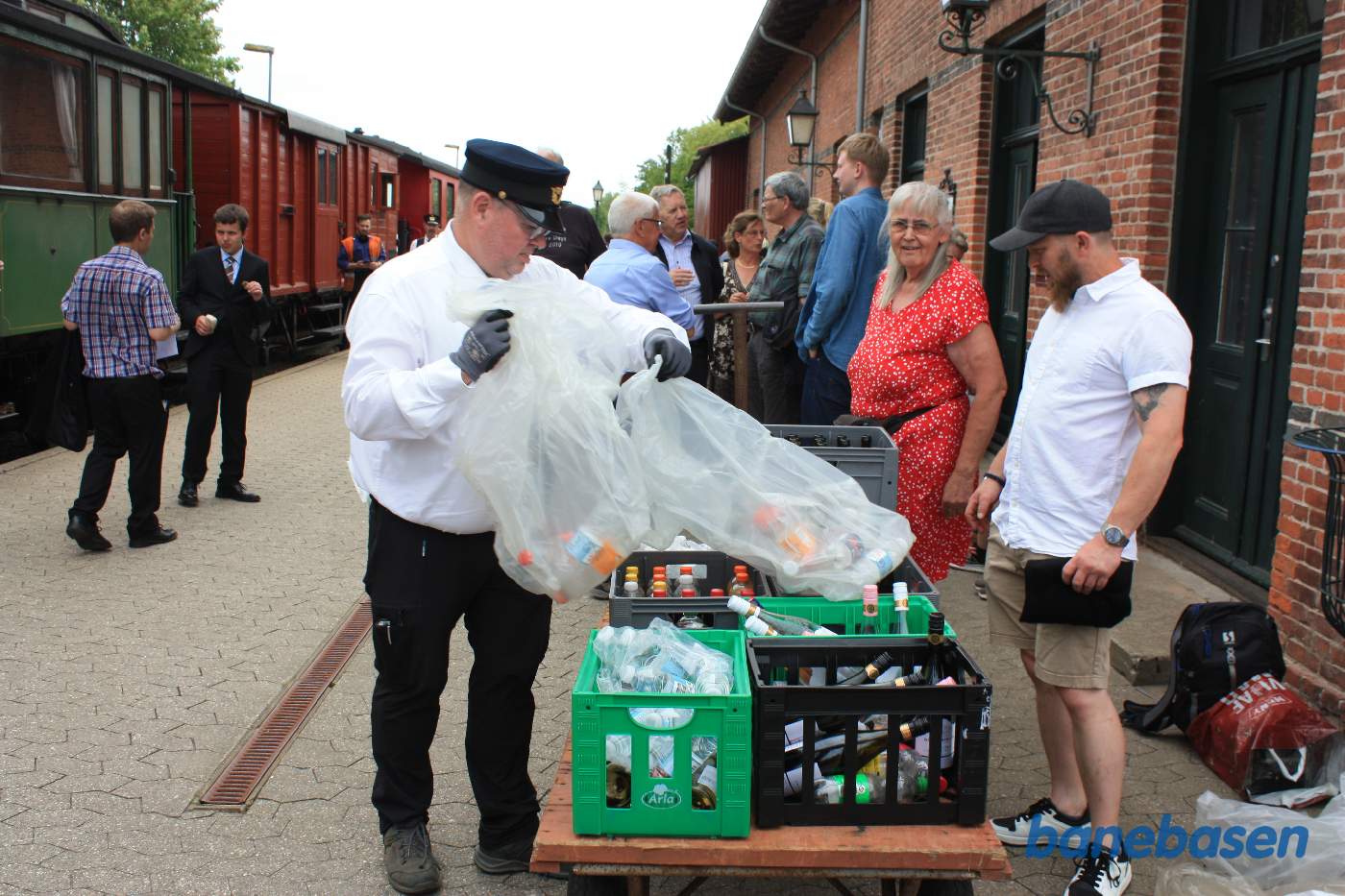 Fødselsdagstoget er ankommet til Græsted station og gæsterne stiger ud