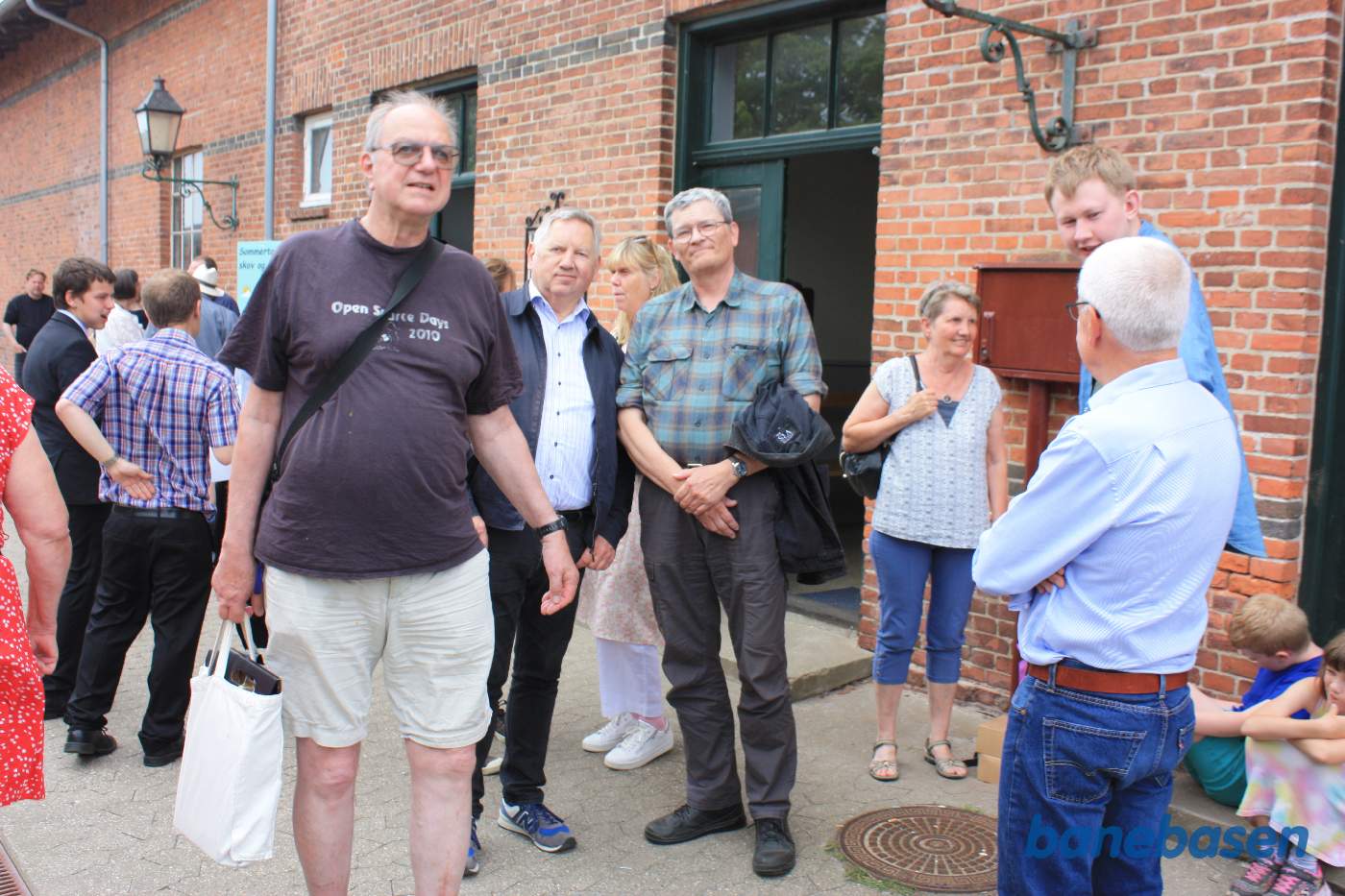 Fødselsdagstoget er ankommet til Græsted station og gæsterne stiger ud
