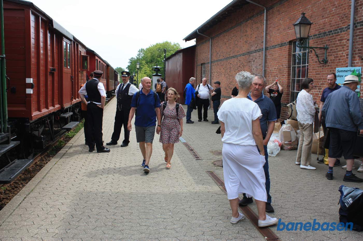 Fødselsdagstoget er ankommet til Græsted station og gæsterne stiger ud