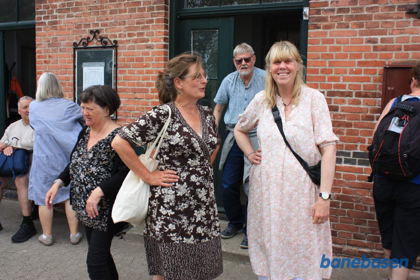 Fødselsdagstoget er ankommet til Græsted station og gæsterne stiger ud Fødselsdagstoget er ankommet til Græsted station og gæsterne stiger ud