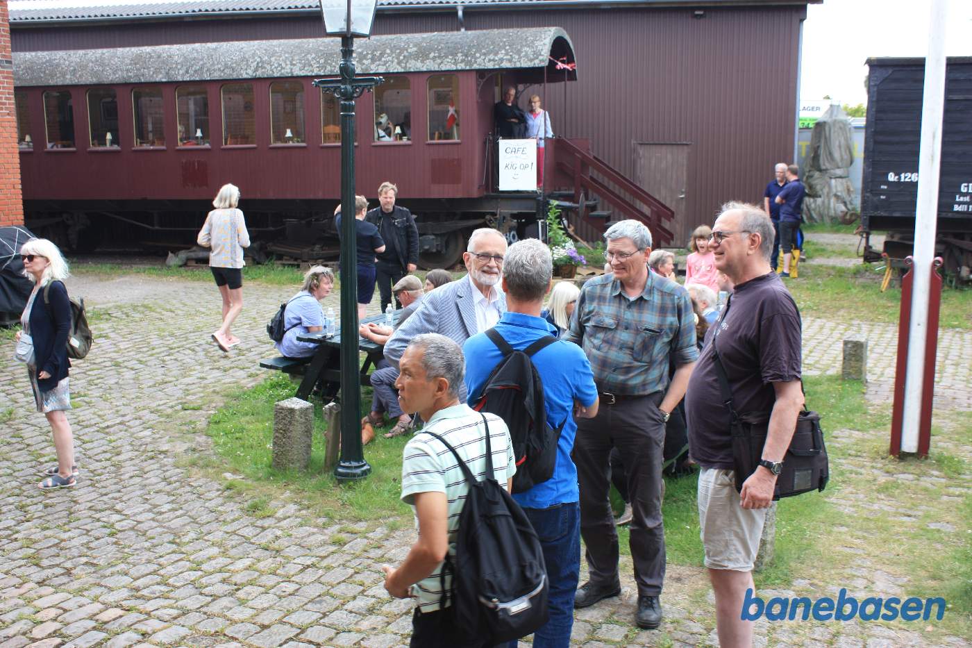 Gæsterne festede videre på pladsen foran stationen