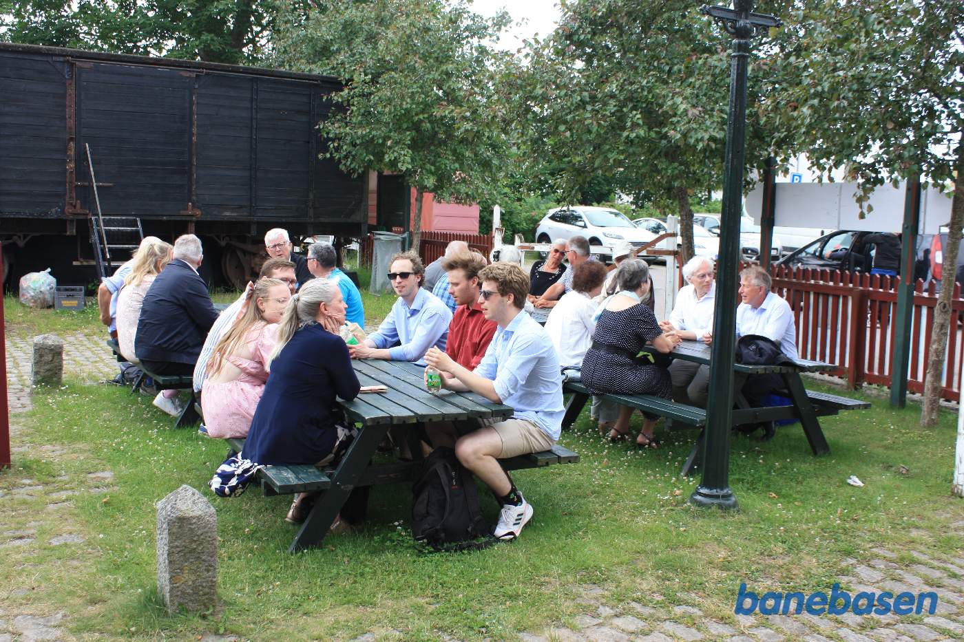 Gæsterne festede videre på pladsen foran stationen