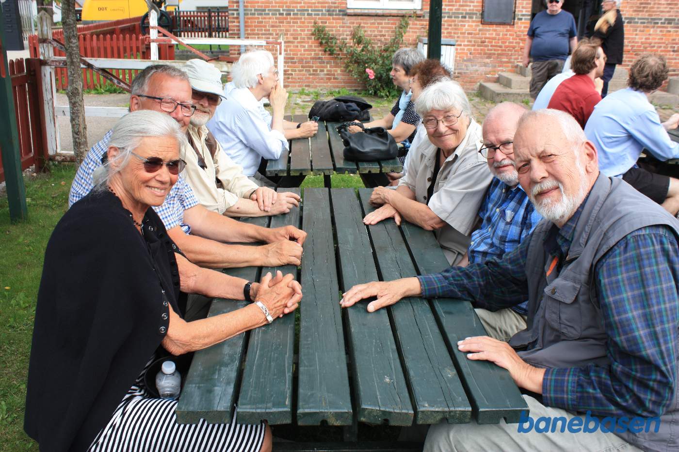 Gæsterne festede videre på pladsen foran stationen