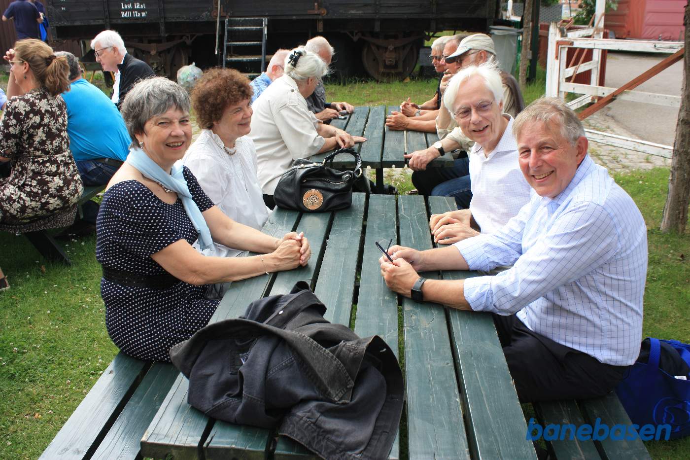 Gæsterne festede videre på pladsen foran stationen