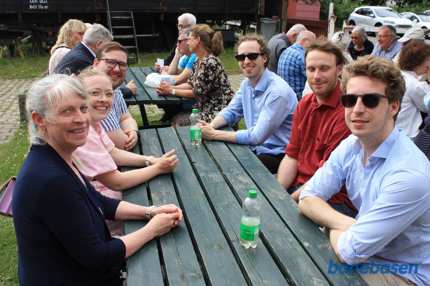 Gæsterne festede videre på pladsen foran stationen Gæsterne festede videre på pladsen foran stationen