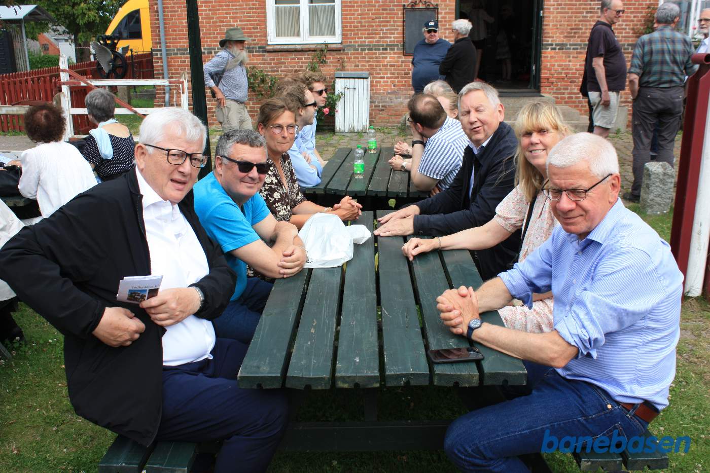 Gæsterne festede videre på pladsen foran stationen