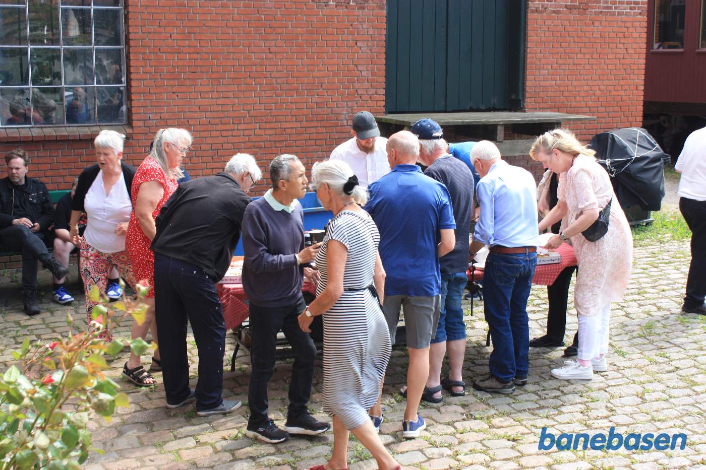 Der blev serveret kaffe og kage til gæsterne, senere var der fri bar