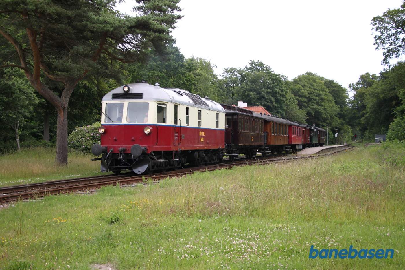 Fødselsdagstoget kører gennem Hellebæk, fotograferet af en ukendt fotograf