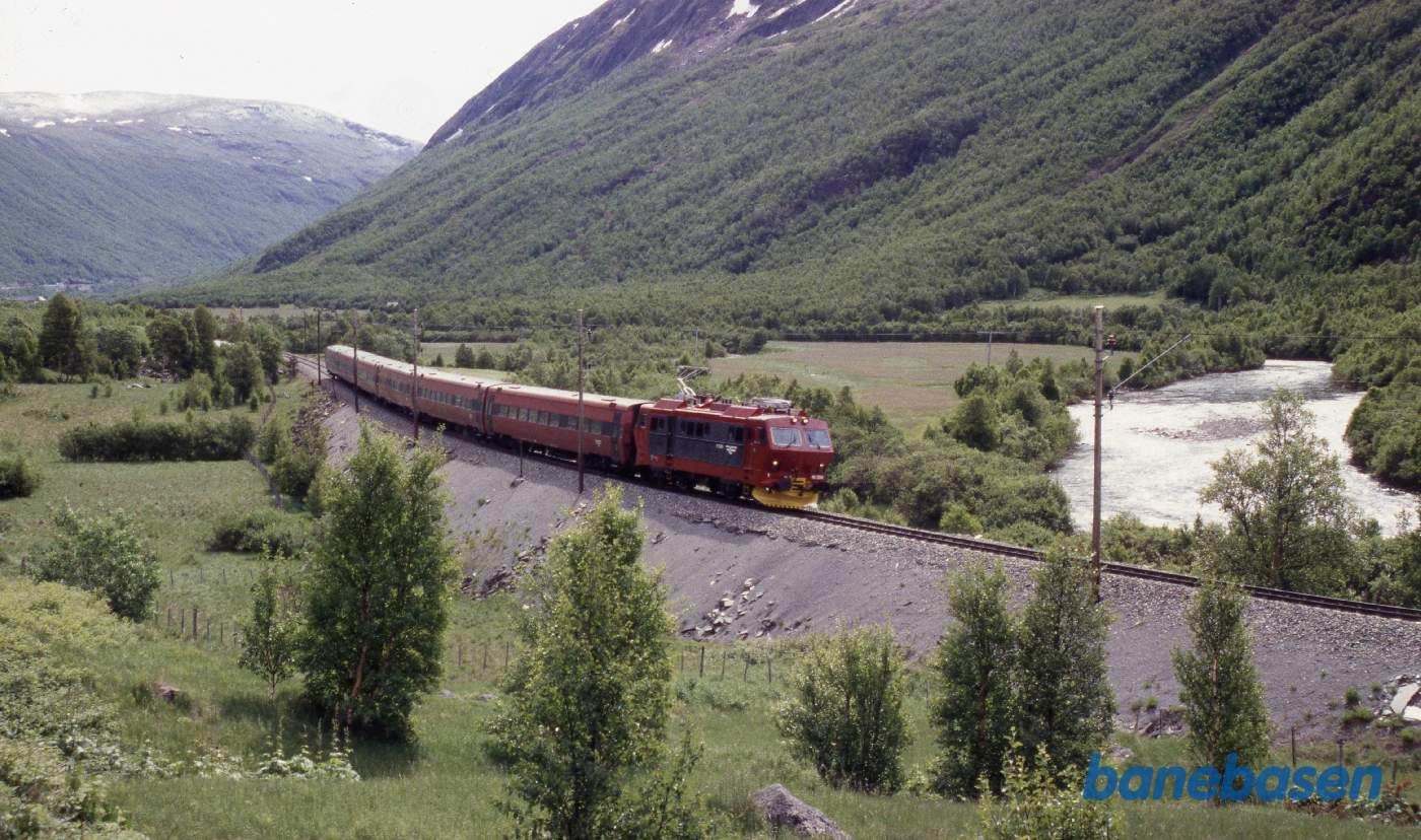 Persontog på vej over Dovrefjell i retning mod Trondheim