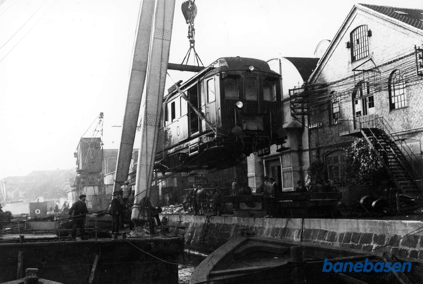 Diesellokomotivet transporteres med flydekran fra Christianshavn til Kalvebod Brygge