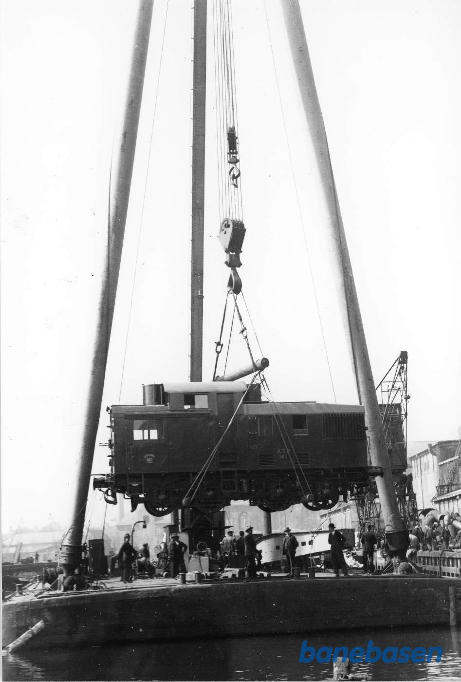 KSB M 1 transporteres med flydekran fra Christianshavn til Kalvebod Brygge