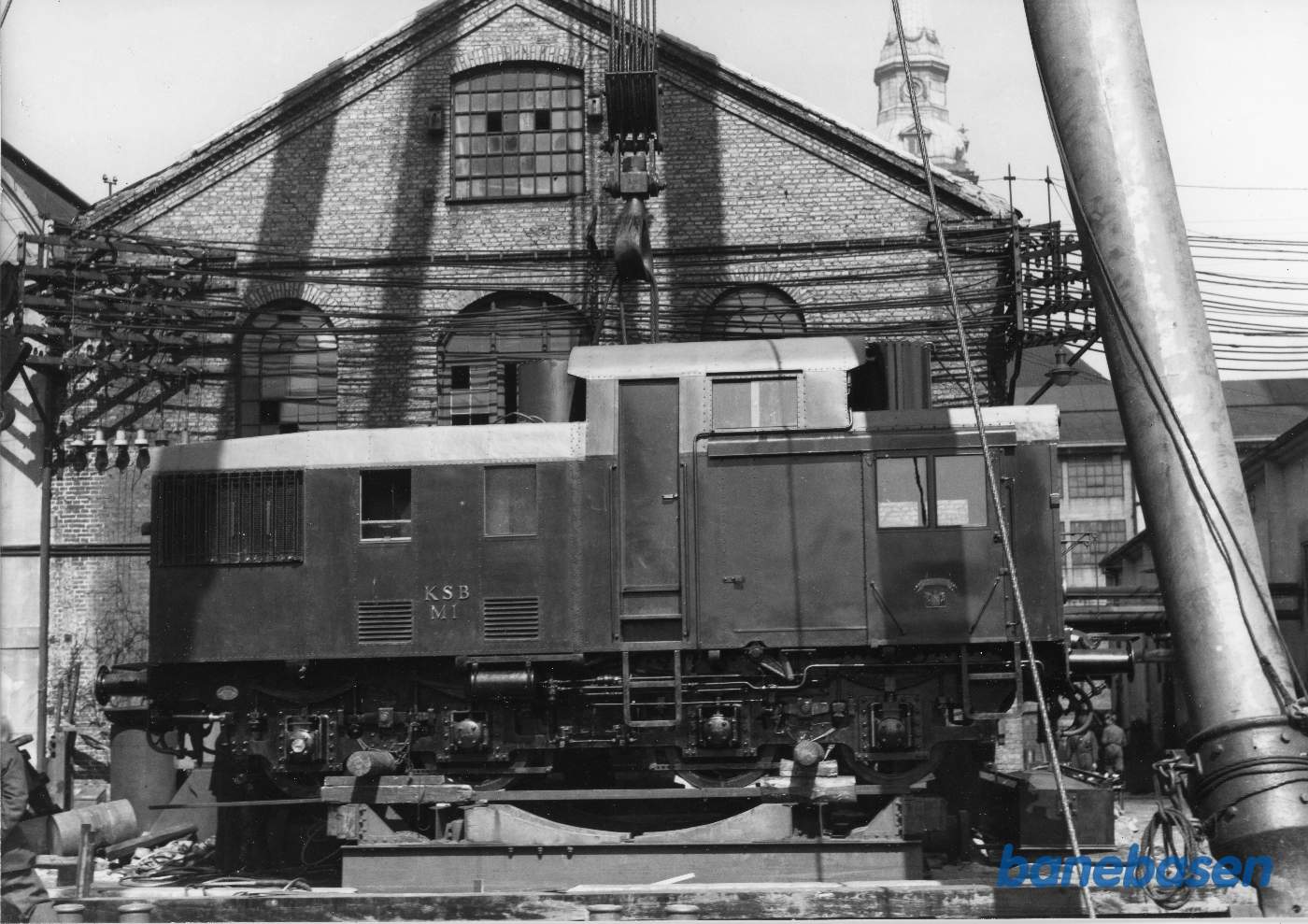 KSB M 1 transporteres med flydekran fra Christianshavn til Kalvebod Brygge