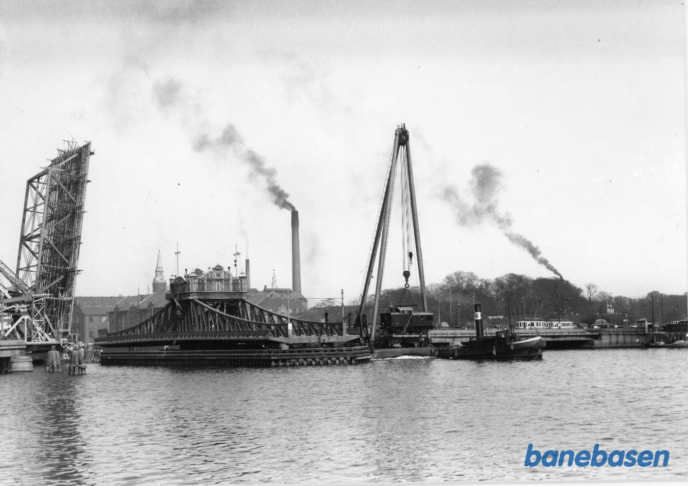 KSB M 1 transporteres med flydekran fra Christianshavn til Kalvebod Brygge og passerer Langebro