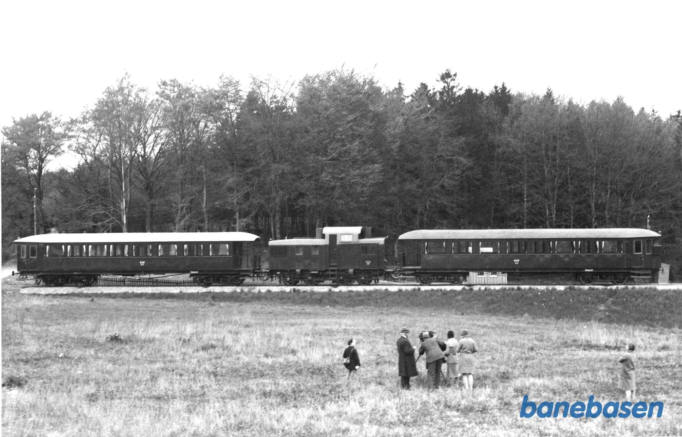 Prøvetog med de to styrevogne S 2 og S 1 med overkørslen for Frederiksborgvej til venstre