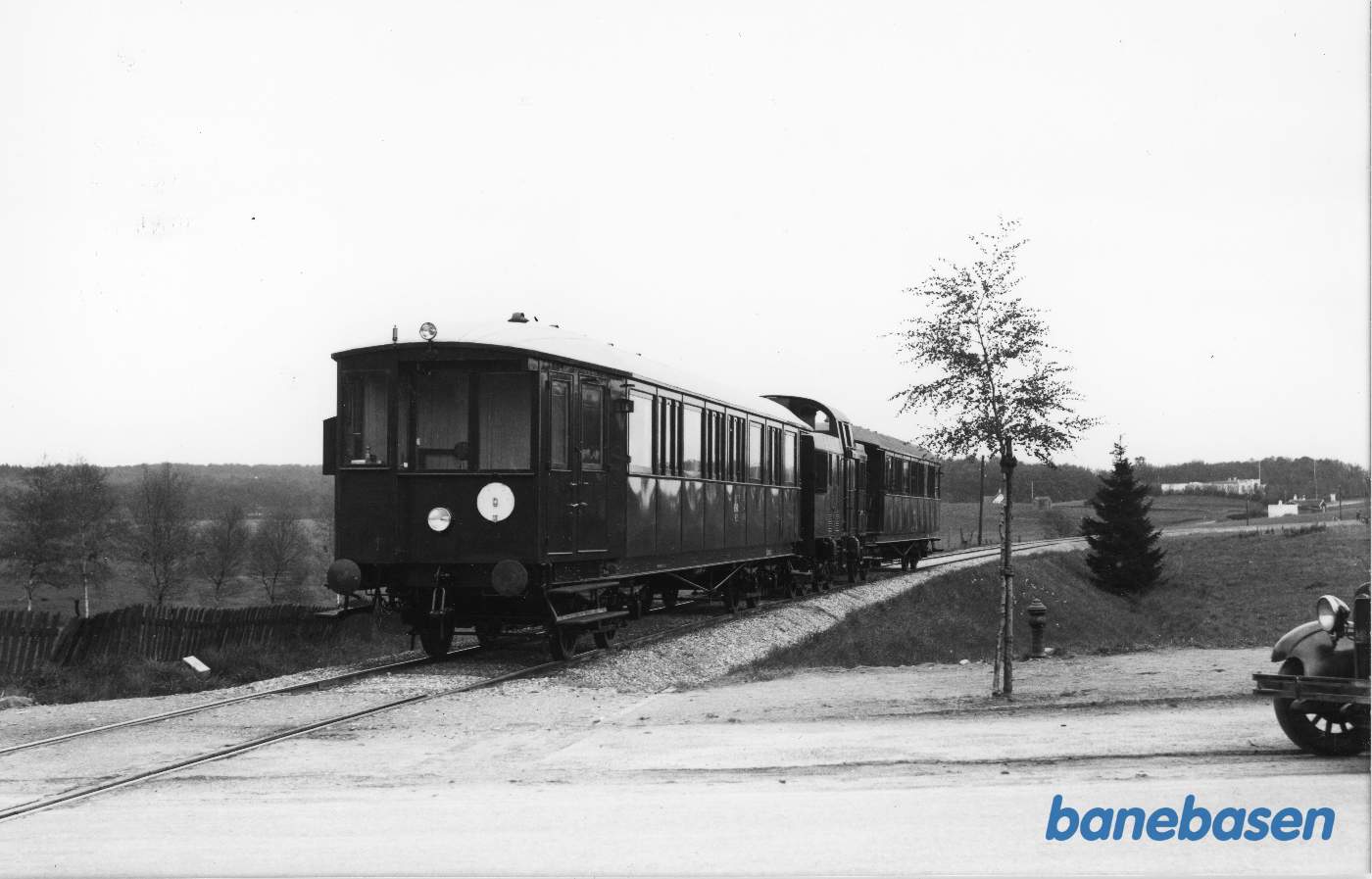 Prøvetog med de to styrevogne S 2 og S 1 holder inden trinbrættet foran overkørslen for Frederiksborgvej