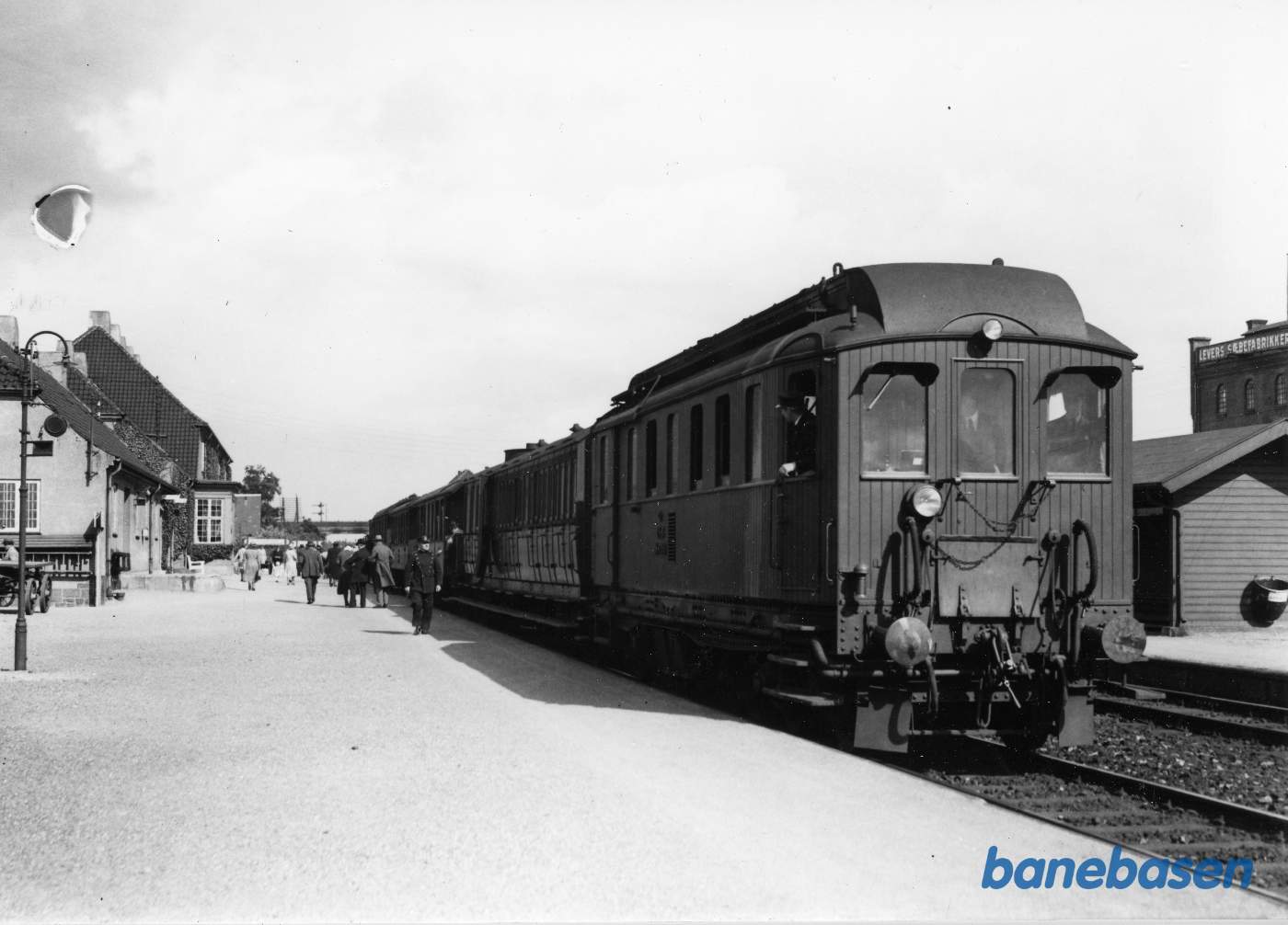 Persontog til Roskilde med forrest en CKK bogie-kupévogn (med kedel) og toakslede personvogne