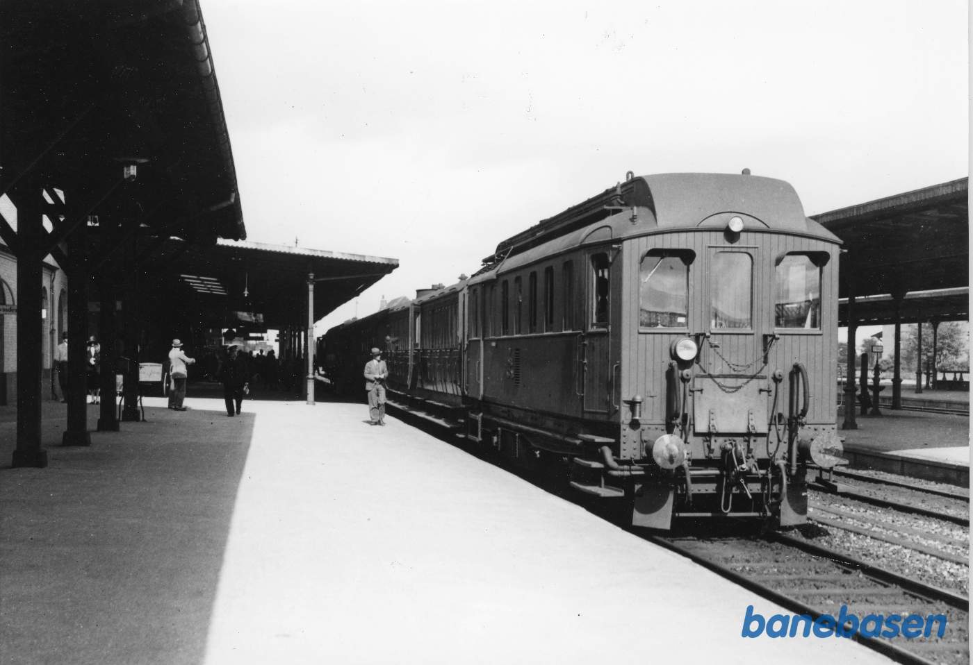 Persontog til Roskilde med forrest en CKK bogie-kupévogn (med kedel) og toakslede personvogne