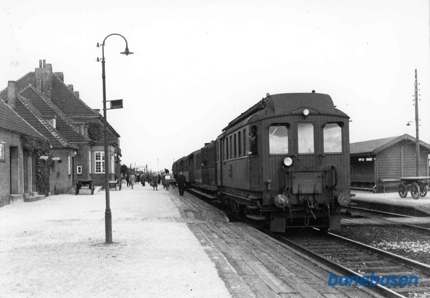 Ankommet persontog med forrest en CKK bogie-kupévogn (med kedel) og toakslede personvogne