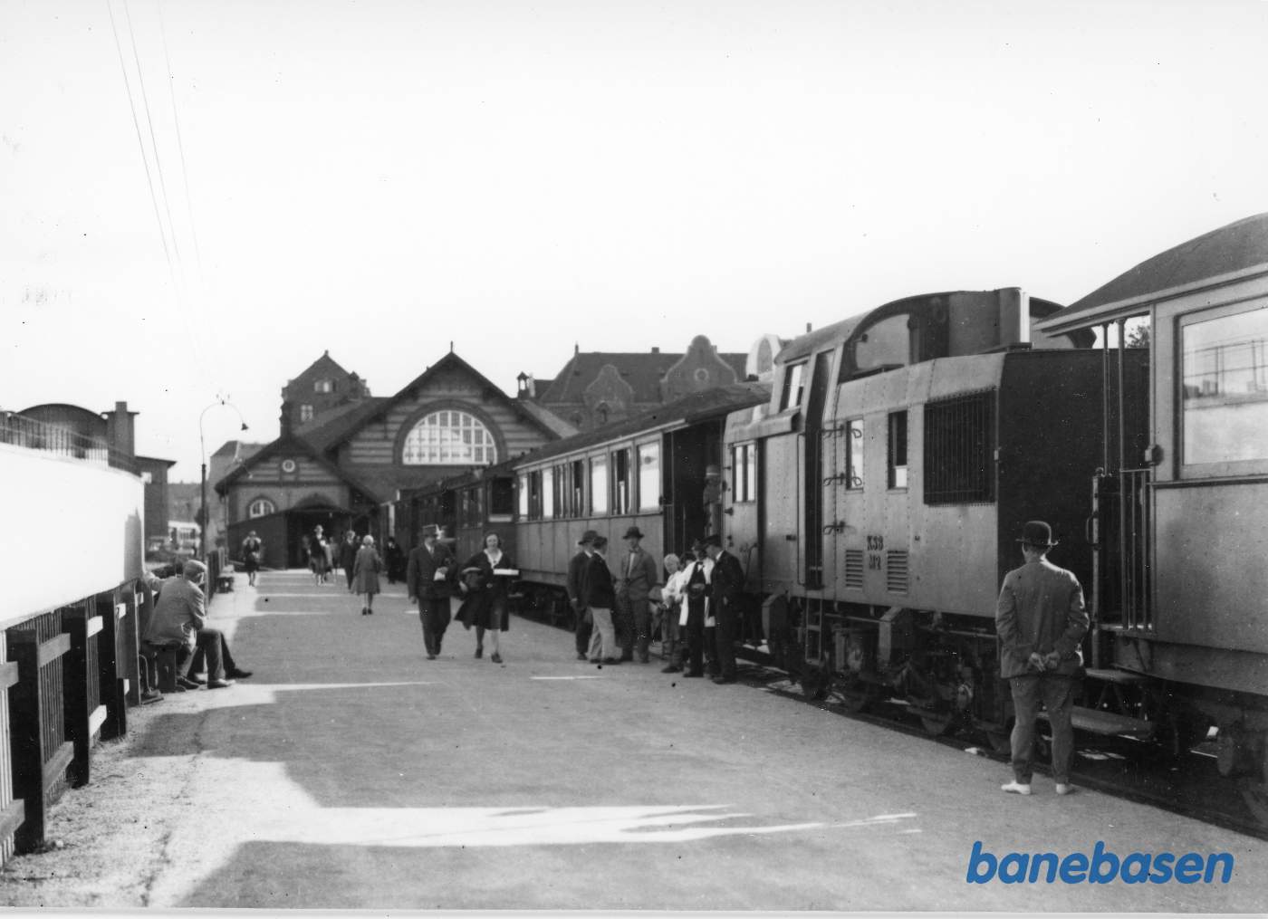Persontog til Slangerup med styrevogn på begge sider af M 2 samt yderligere en C-vogn kort før afgang