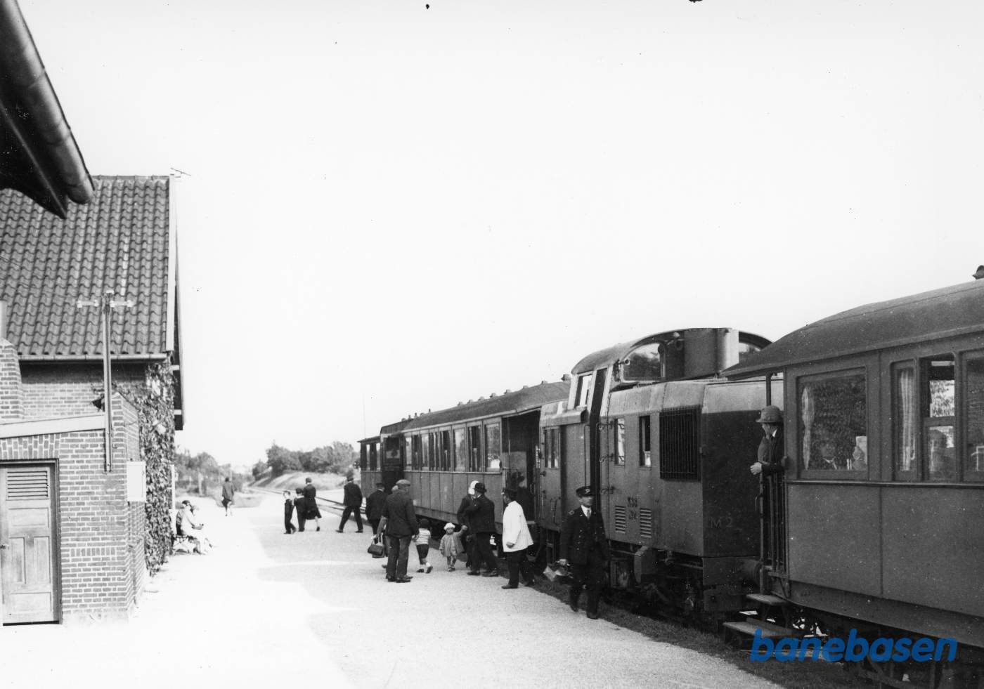 Styrevognstoget forstærket med en C-vogn ankommer fra Købenkavn L